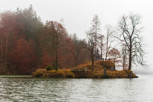 Nevoeiro Lago Konigsee Alemanha Névoa Margem Lago Com Ilha Outono — Fotografia de Stock