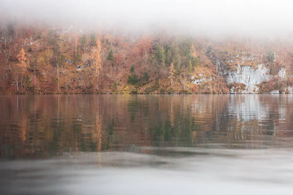 Niebla Lago Kenigsee Alemania Niebla Orilla Del Lago Con Reflejo — Foto de Stock