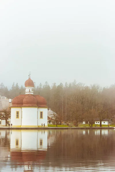 Igreja São Bartolomeu Nevoeiro Manhã Lago Konigsee Baviera Alemanha Lago — Fotografia de Stock