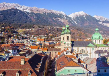 Innsbruck, Avusturya - 11.21.2021: Kış Innsbruck 'un havacılık simgesi. Eski şehrin manzarası ve arka planda dağlar, Innsbruck. Avusturya Alpleri ve Innsbruck Belediye Binası manzarası.