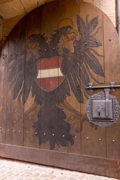 Kapu Ősi Címerrel Nürnbergben Bejárat Középkori Kaiserburg Kastélyba Középkori Örökség — Stock Fotó