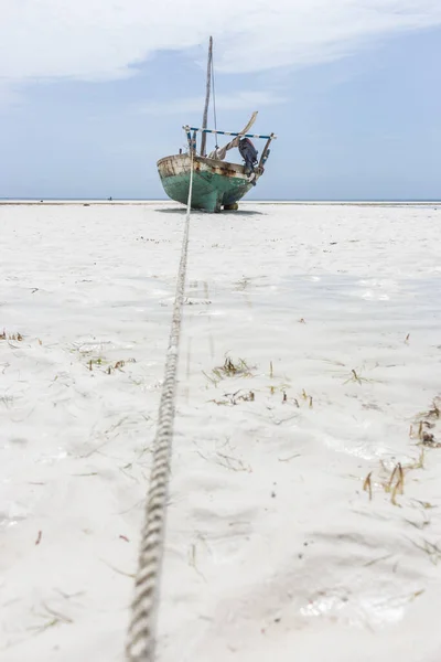 Barco Oxidado Anclado Playa Paisaje Tropical Marea Baja Con Velero — Foto de Stock