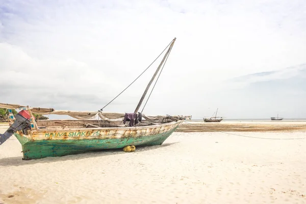 Barco Madera Oxidado Anclado Playa Paisaje Tropical Marea Baja Con — Foto de Stock