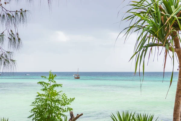 Boot Tropischer Lagune Segelboot Mit Exotischer Küste Vordergrund Tropische Bäume — Stockfoto