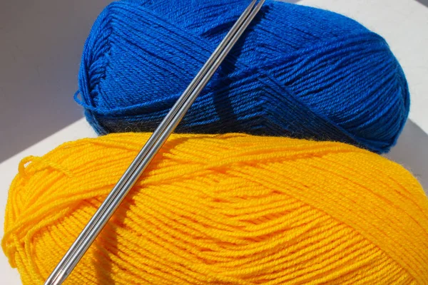 Ukrainische Nationalfarben Ukraine Patriotismus Bunte Fäden Mit Stricknadeln Blaue Und — Stockfoto