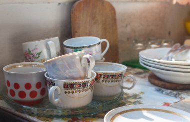 Kırsal mutfak içi. Bardaklar ve tabaklar masaya. Kırsal kithenware. Eski mutfak gereçleri. Eski moda çay fincanları ve tabaklarla dolu bir hayat. Köyde aşçı..