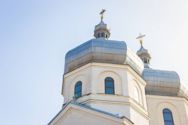 Güneşli bir günde beyaz kilise. Açık mavi arkaplan üzerine ortodoks katedrali. Dini mimari. İnanç ve dua kavramı. Ukrayna kültürü. Çatıda haç olan kilise..