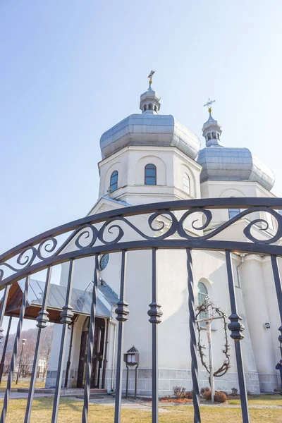 White Church Iron Fence Ortodox Cathedral Clear Blue Sky Background — Stock Photo, Image