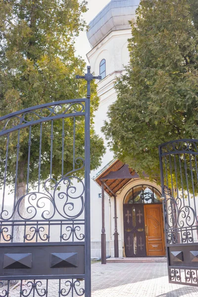 Kilise Avlusunun Kapısını Açın Hıristiyan Kilisesine Giden Kapı Ortodoks Katedrali — Stok fotoğraf