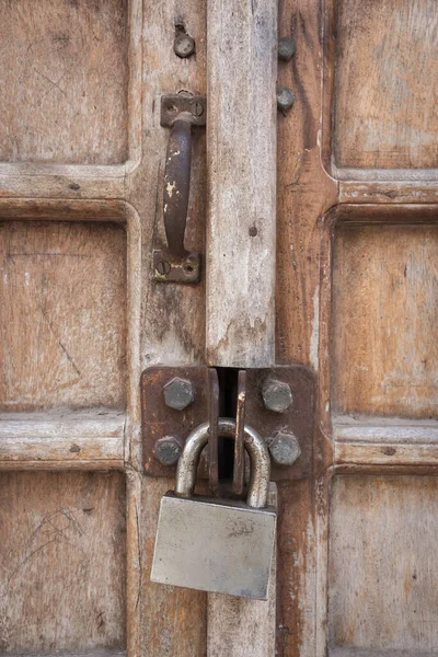 Ancient Wooden Door Iron Padlock Traditional Door Stone Town Zanzibar — Stock Photo, Image