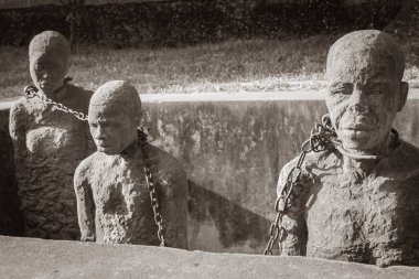 02 / 18 / 2022 - Stone Town, Zanzibar: Afrika köle pazarı anısı. Zincire vurulmuş kölelerin heykelleri. İnsanlık kavramı. Kaldırma hareketi. Zalimlik konsepti. Özgürlük kavramı. Kölelik tarihi.