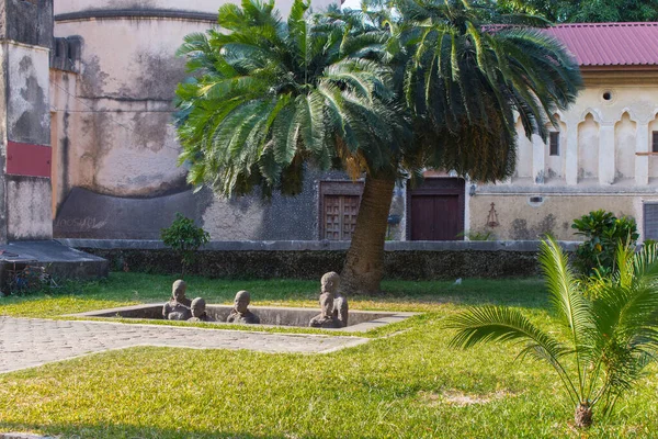 02 / 18 / 2022 - Stone Town, Zanzibar: Afrika köle pazarı anısı. Zincire vurulmuş kölelerin heykelleri. İnsanlık kavramı. Kaldırma hareketi. Zalimlik konsepti. Özgürlük kavramı. Kölelik tarihi.