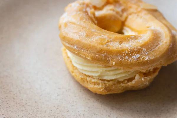 Süßes Brötchen Mit Sahne Frischer Cremiger Donut Auf Teller Gebäck — Stockfoto