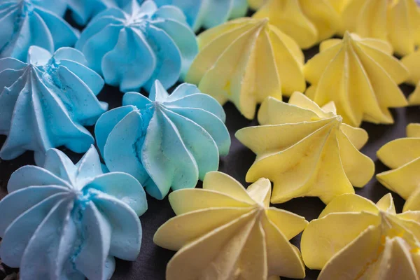 Renkli krema. Mavi ve sarı kremalı pasta. Ukrayna ulusal renkleri. Tatlı tatlı. Tatlı yemek. Ev yapımı krema. Pastane konsepti. Vanilya şekeri..