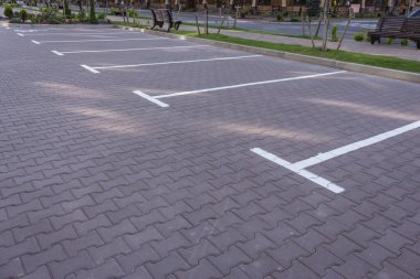 Caddedeki otopark. Yoldaki park yeri tabelası. Otomatik park yeri. Araba için boş yer. Şehir ulaşımı konsepti. Issız bir cadde. Park yeri. Şehir trafik kavramı.