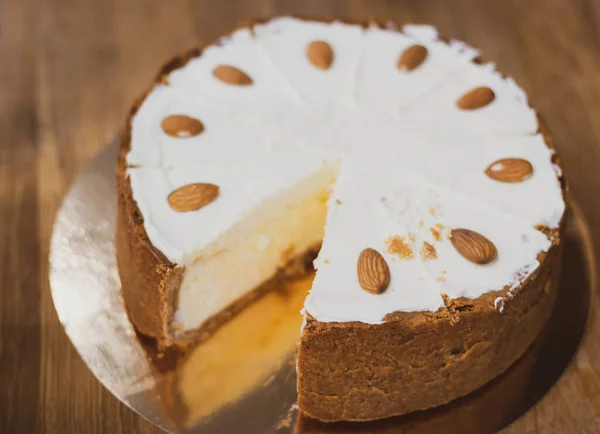 Vanilj Cheesecake Tallriken Söt Krämig Tårta Med Mandelnöt Yoghurtdessert Cheesecake — Stockfoto