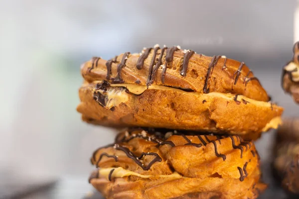 Gâteaux Crémeux Chocolat Dans Une Vitrine Café Pâtisserie Fraîche Cakestand — Photo