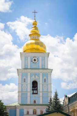 Kyiv 'deki Aziz Michael Kilisesi. Ünlü antik Ukrayna katedrali. Eski dini mimari. Ukrayna kültürü. Kyiv dönüm noktası. Ortodoks kilisesinin altın çan kulesi.