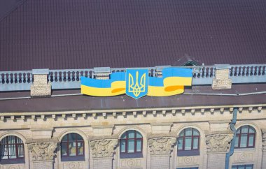 Ukrayna 'nın ulusal amblemi. Çatıda Ukrayna bayrağı ve arma var. Ukrayna kültürü. Kyiv dönüm noktası. Ukrayna 'nın ulusal sembolleri. Ukrayna 'nın başkenti. Çatıda ulusal bayrak. 