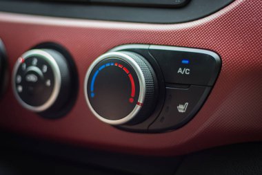 Modern araba iç mimarisi. Araba konsolu. Klima paneli. İklim kontrol düğmeleri. Modern ulaşım. Hız ölçümü. Aydınlatılmış araba paneli. Otomatik araba kremi.