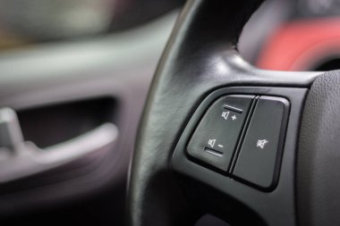 Ses kontrol düğmeli direksiyon. Modern araba iç mimarisi. Araba konsolu. Modern ulaşım tasarımı. Otomatik panel ve direksiyon. Otomobil teknolojisi. 
