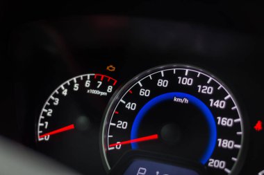 Modern araba iç mimarisi. Araba konsolu. Motor sistemi. Otomobil hız göstergesi. Modern ulaşım. Otomatik panel ve direksiyon. Hız ölçümü. Aydınlatılmış araba gösterge paneli.