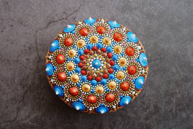 Güzel el boyanmış mandala taşı