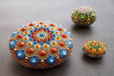 Güzel el boyanmış mandala taşları.