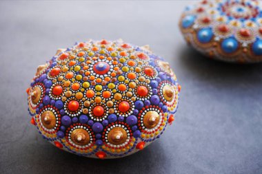 Güzel el boyalı mandala kayaları