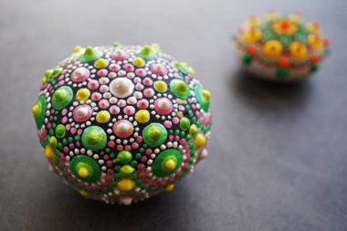 Güzel el boyanmış mandala taşları.