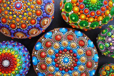 Güzel el boyalı mandala kayaları