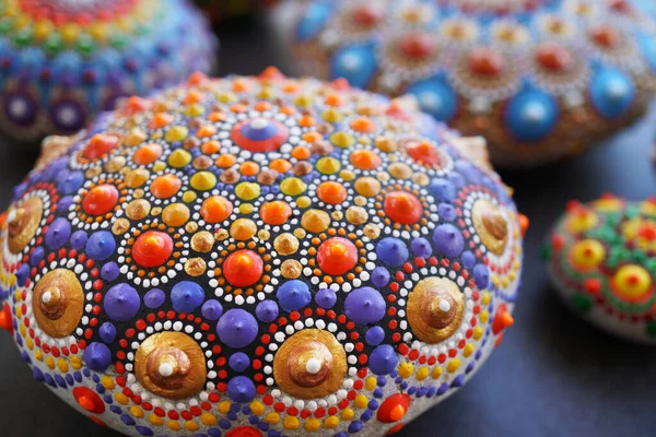 Güzel el boyanmış mandala taşı