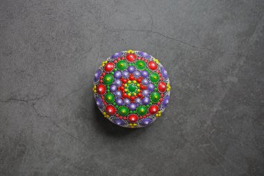 Gri arka planda güzel renkli el boyası nokta mandala, izole edilmiş.