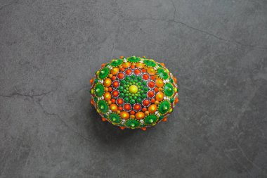 Güzel renkli el yazısı beyaz arka planda nokta mandala, izole edilmiş.