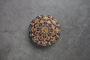 Gri arka planda güzel renkli el boyası nokta mandala, izole edilmiş.