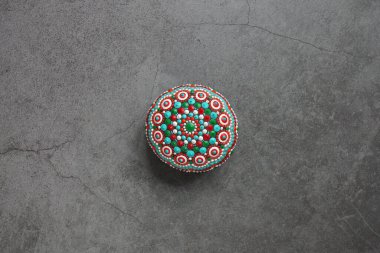 Gri arka planda güzel renkli el boyası nokta mandala, izole edilmiş.