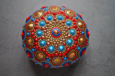 Gri arka planda güzel renkli el boyası nokta mandala, izole edilmiş.