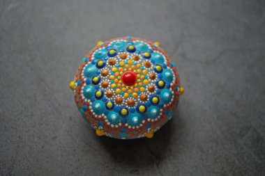 Gri arka planda güzel renkli el boyası nokta mandala, izole edilmiş.