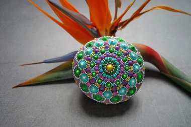 Gri arka planda güzel renkli el boyası nokta mandala, izole edilmiş.