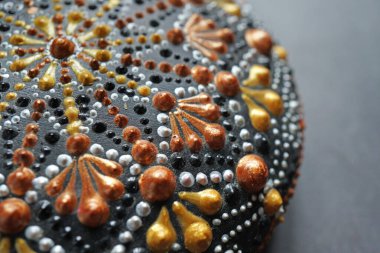 Güzel renkli el boyalı nokta mandala Yakın çekim