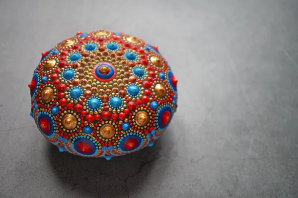 Gri arka planda güzel renkli el boyası nokta mandala, izole edilmiş.