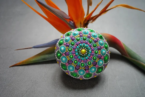 Gri arka planda güzel renkli el boyası nokta mandala, izole edilmiş.