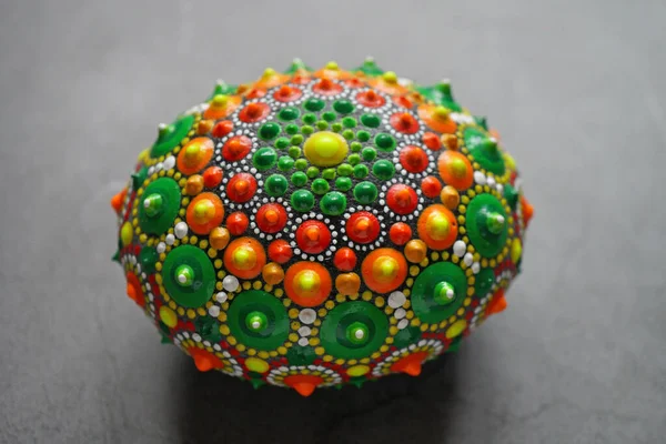 Gri arka planda güzel renkli el boyası nokta mandala, izole edilmiş.