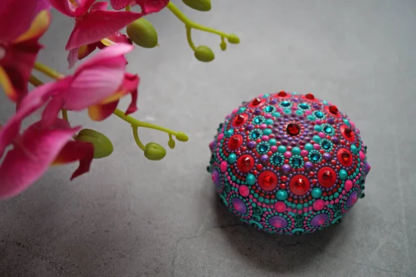 Gri arka planda güzel renkli el boyası nokta mandala, izole edilmiş.