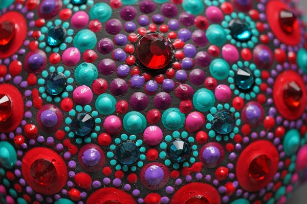 Güzel renkli el boyalı nokta mandala Yakın çekim