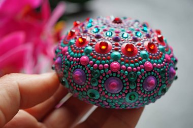 Gri arka planda güzel renkli el boyası nokta mandala, izole edilmiş.