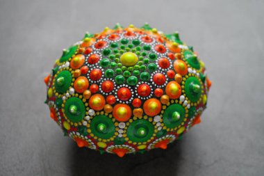 Gri arka planda güzel renkli el boyası nokta mandala, izole edilmiş.