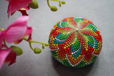 Gri arka planda güzel renkli el boyası nokta mandala, izole edilmiş.