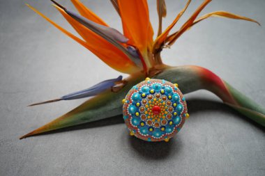 Gri arka planda güzel renkli el boyası nokta mandala, izole edilmiş.