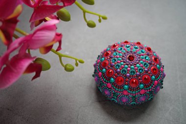 Gri arka planda güzel renkli el boyası nokta mandala, izole edilmiş.